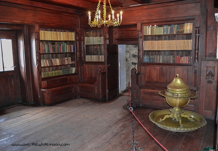 Biblioteca en el interior del Castillo de Drácula, en Rumanía.