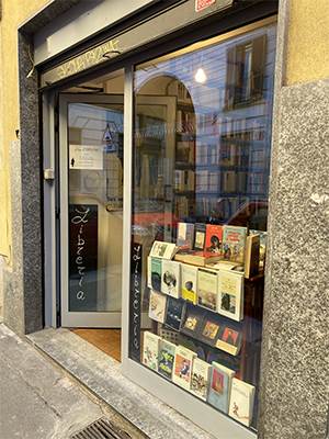 Librería del Mondo Offeso, en Milán. 