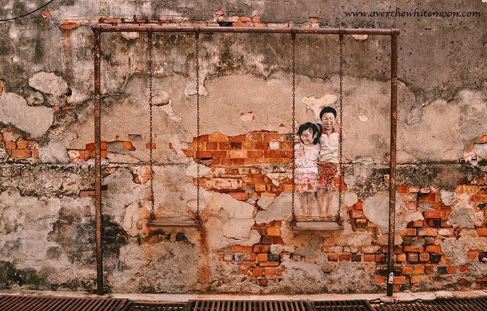 Mural de arte urbano en una pared de las calles de George Town, en Malasia.